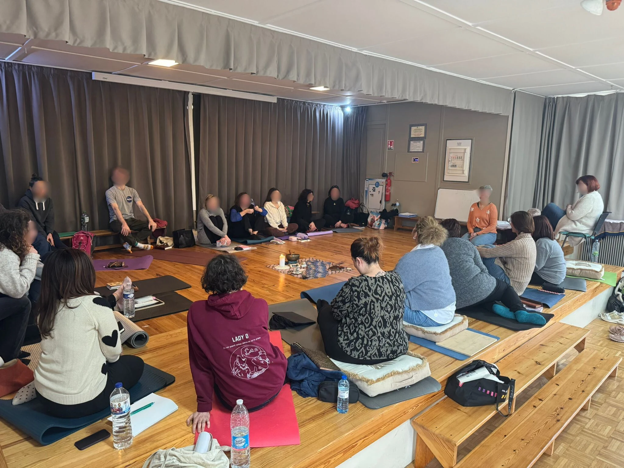 Participants réunis en cercle lors d’un atelier