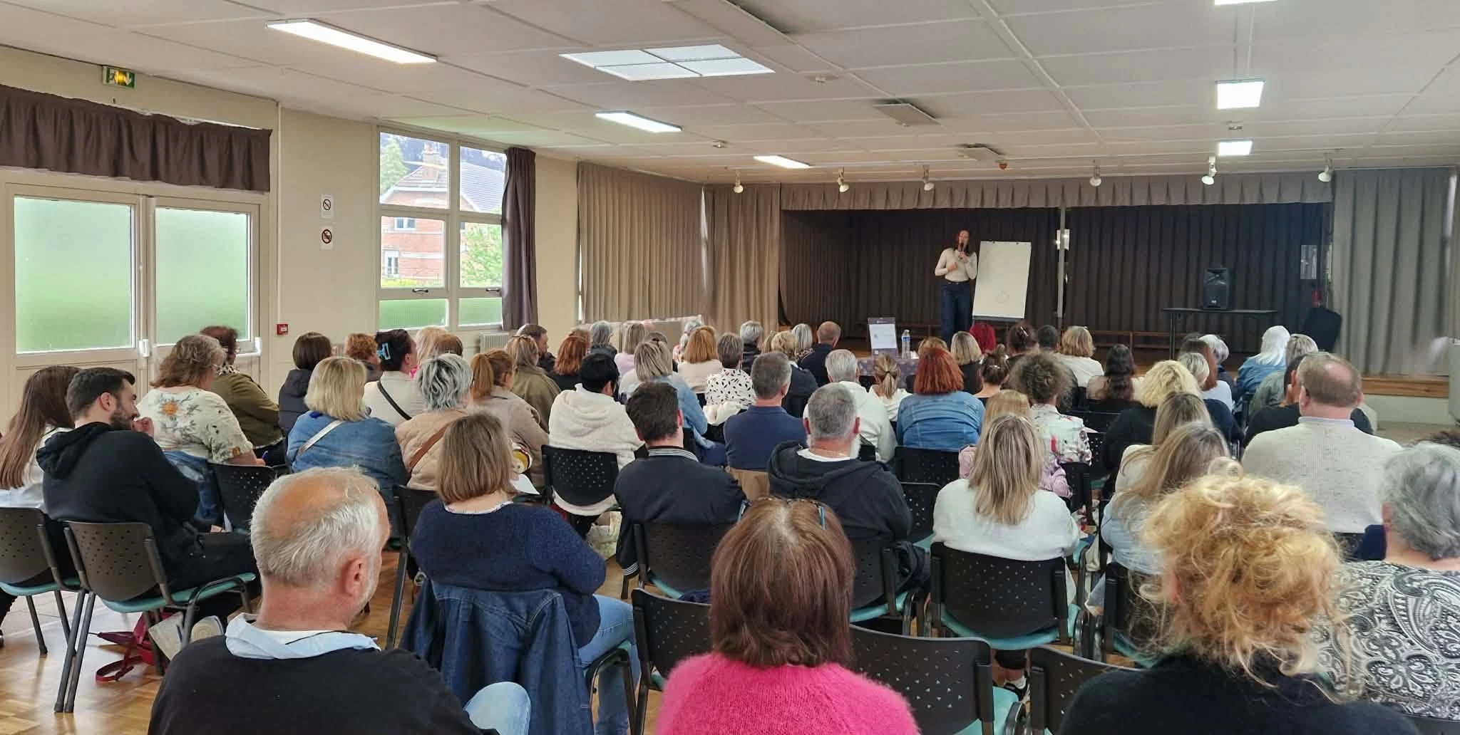 Maud Descamps sur scène devant le public d’une conférence