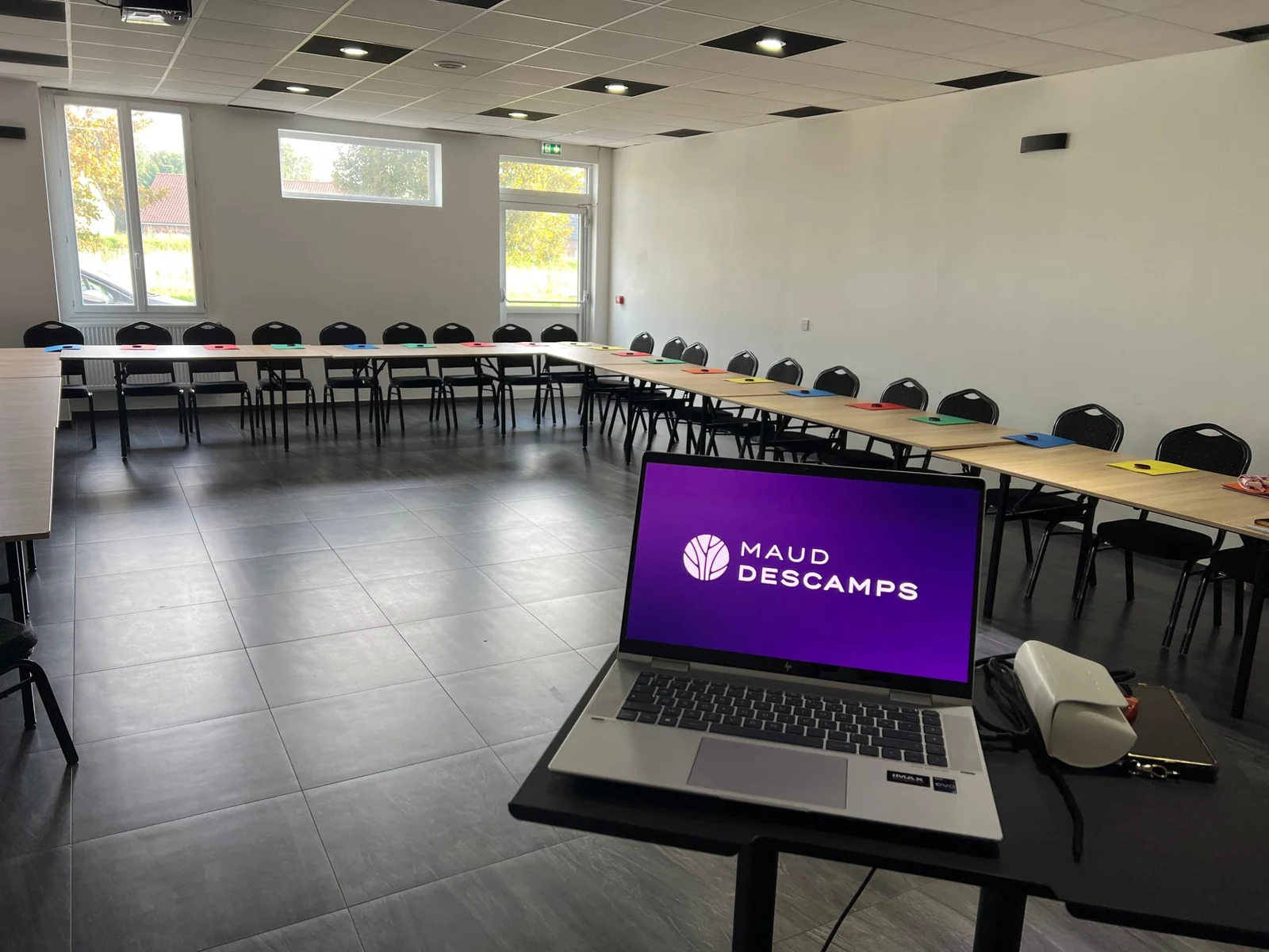Ordinateur affichant le logo de Maud Descamps dans une salle de formation